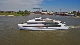SPIDO VIERT HONDERDSTE VERJAARDAG MET DOOP VAN NIEUW, LUXE SCHIP